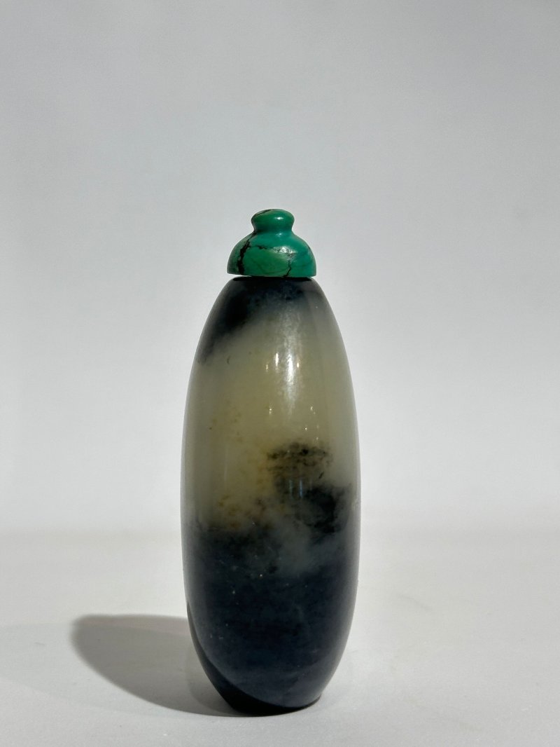 清十九世紀 黑白玉隨形鼻煙壺 | A BLACK AND WHITE JADE 'PEBBLE' SNUFF BOTTLE - 图6