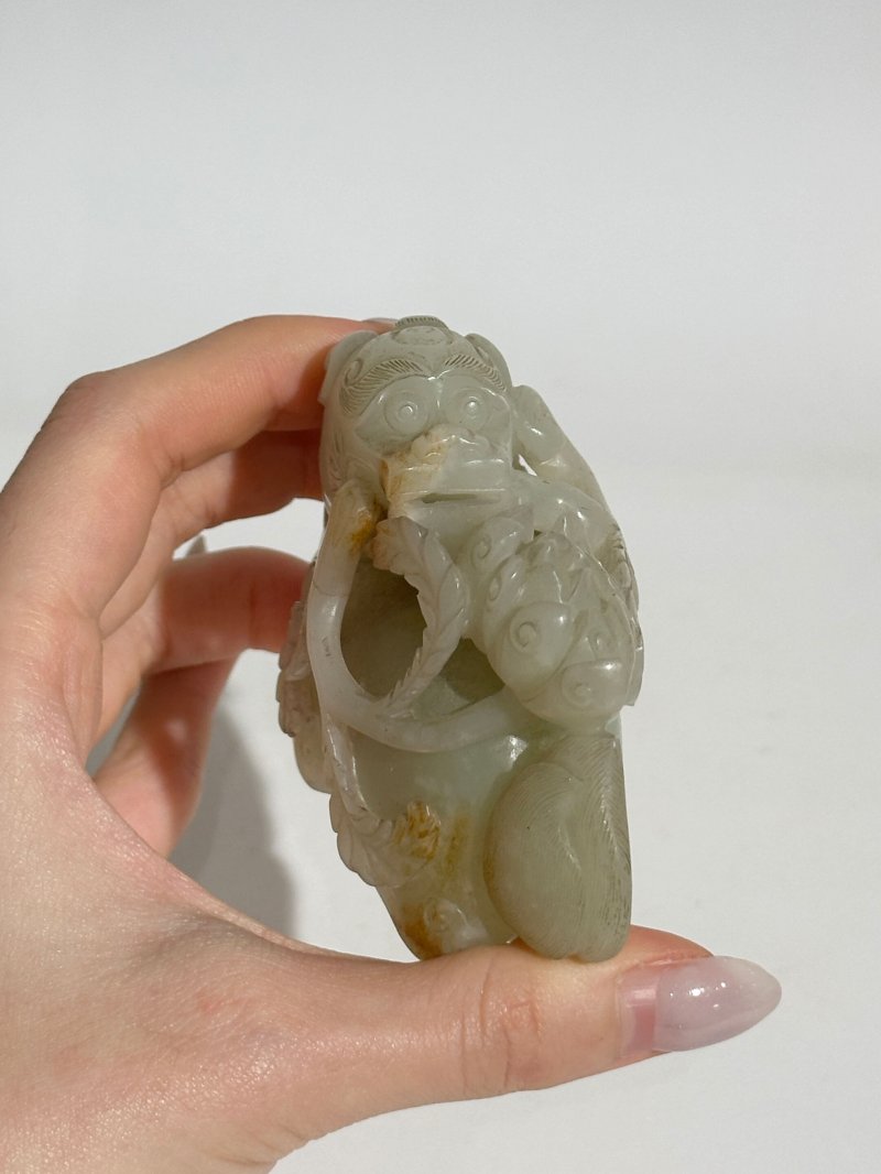 清 青白玉瑞獸銜花擺件 及座 | A GREENISH WHITE JADE 'DOG' CARVING WITH RUSSET INCLUSION - 图3
