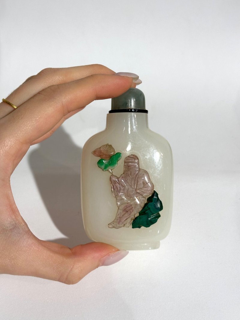 （壺）清十八世紀 白玉嵌⌈周敦頤•鉄拐李⌋鼻煙壺 | AN EMBELLISHED WHITE JADE SNUFF BOTTLE - 图4
