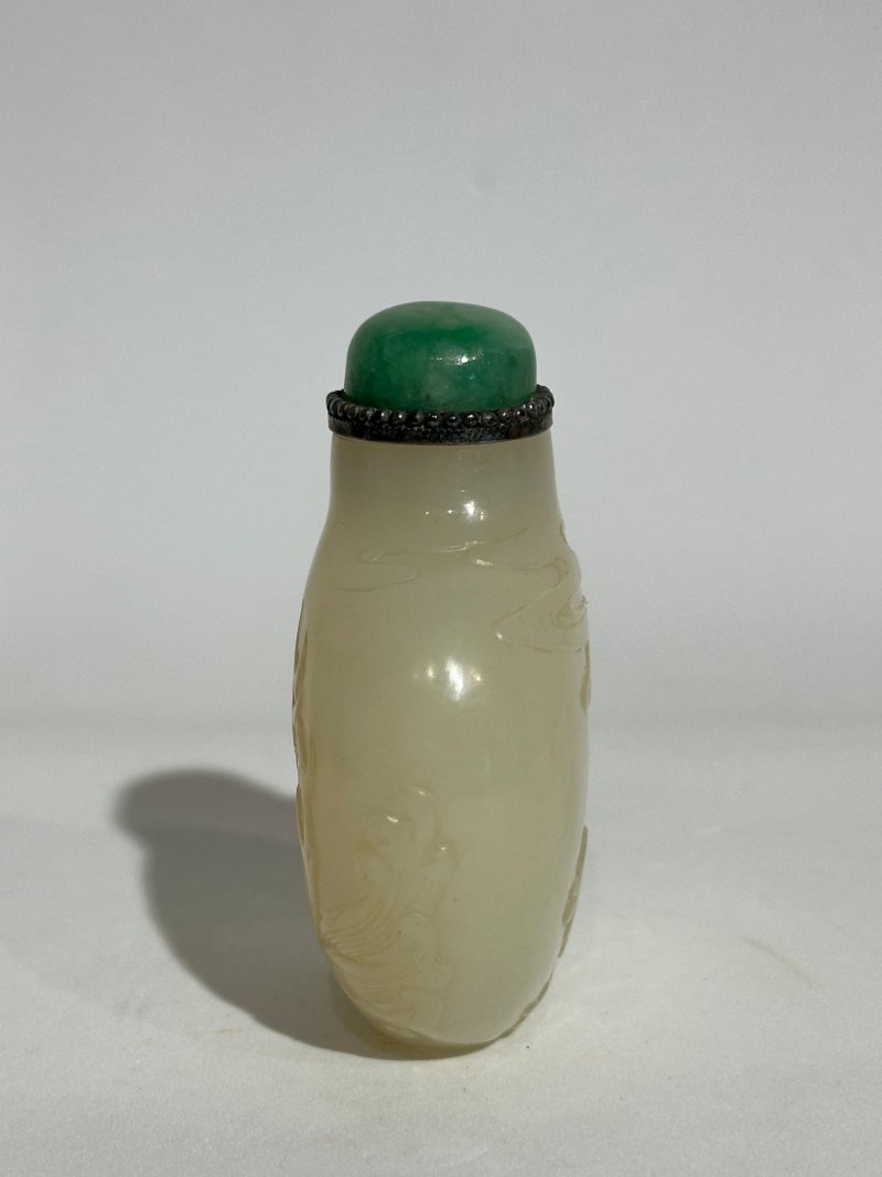 1750-1850 白玉人物紋鼻煙壺、翡翠蓋 | A WHITE JADE 'FIGURE' SNUFF BOTTLE - 图8