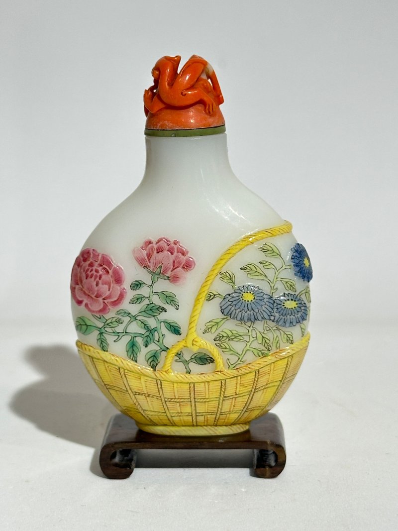 1750-1850 涅白玻璃胎畫琺瑯花籃式鼻煙壺、珊瑚蓋 ⌈古月軒⌋礬紅楷書款 及盒 | AN ENAMELLED GLASS SNUFF BOTTLE - 图8