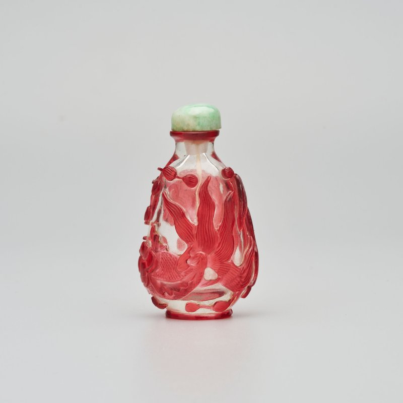 清十九世紀 透明地套紅玻璃金魚紋鼻煙壺、翡翠蓋 | A RED OVERLAY GLASS 'GOLDFISH' SNUFF BOTTLE - 图11