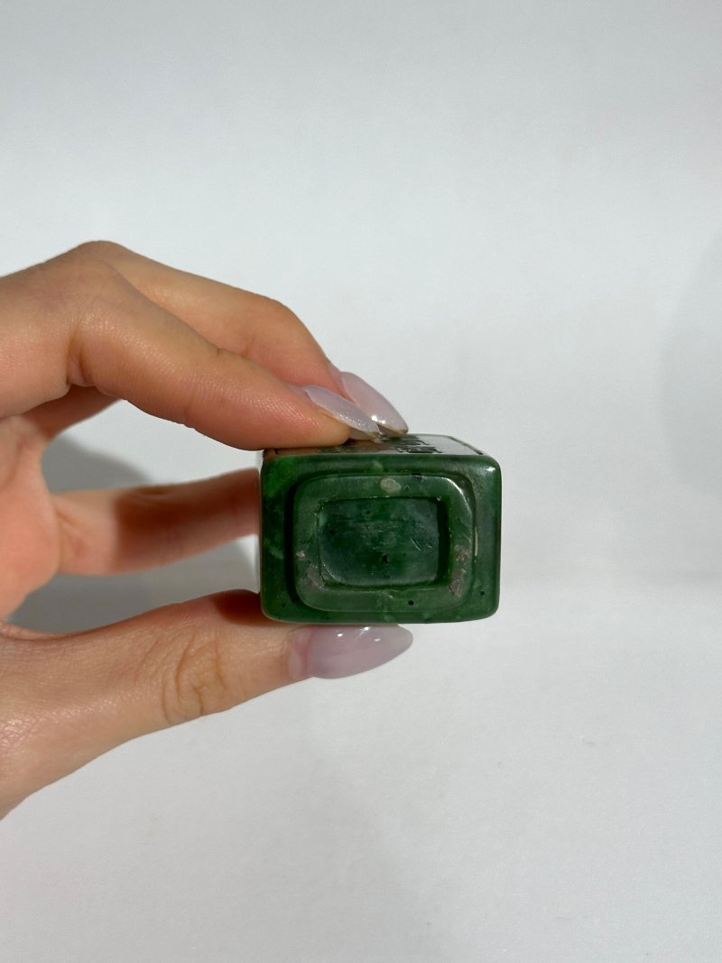 清十九世紀 碧玉壽字紋鼻煙壺、珊瑚蓋 | A SPINACH JADE 'SHOU' SNUFF BOTTLE - 图3
