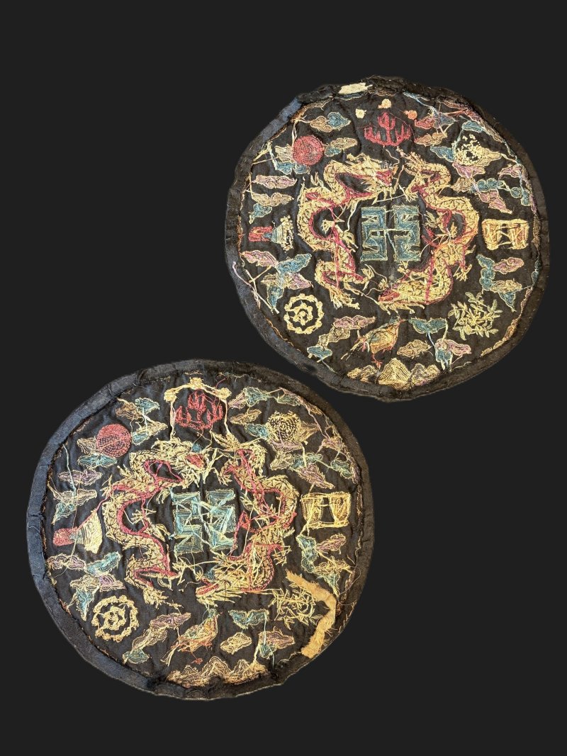 約一九一四年 民國三年大總統祭服十二章繡團成對 | A PAIR OF MIDNIGHT-BLUE-GROUND EMBROIDERED PRESIDENT'S ROUNDELS WITH TWELVE SYMBOLS OF SOVEREIGNTY - 图2