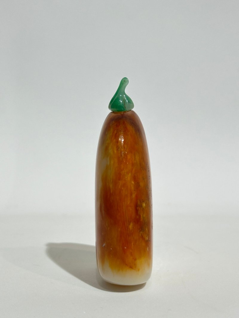 清同治一八六九年 汪鑅作子玉卵石帶皮隨形鼻煙壺、翡翠蓋 | AN INSCRIBED WHITE AND RUSSET JADE 'PEBBLE' SNUFF BOTTLE - 图6