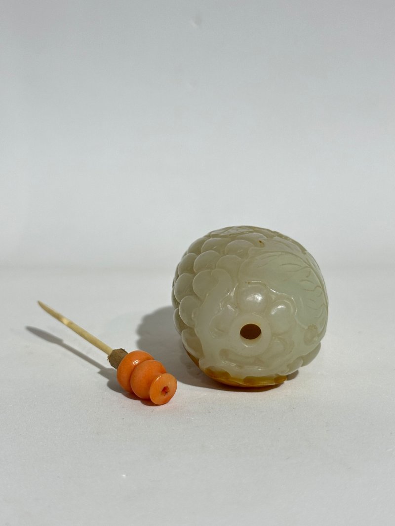 清十九世紀 白玉帶皮巧雕葡萄紋鼻煙壺、珊瑚蓋 及座 | A WHITE JADE 'GRAPES' SNUFF BOTTLE WITH RUSSET INCLUSION - 图4