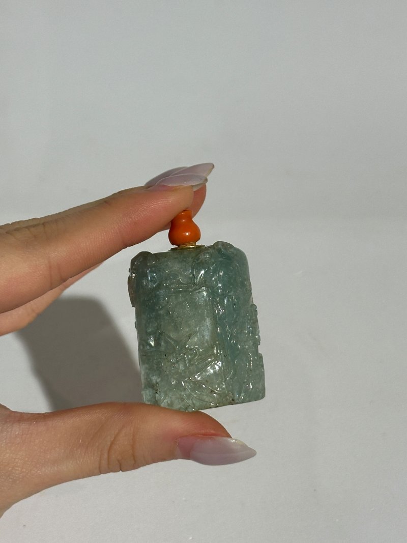 清中期 綠寶石蝠紋鼻煙壺 | A PALE GREEN BERYL 'BAT' SNUFF BOTTLE - 图3
