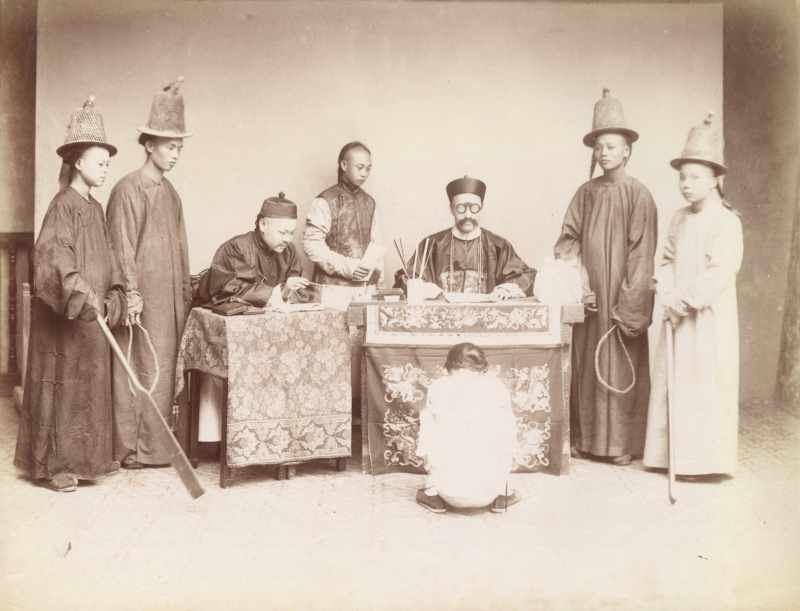 1870年代 耀华照相馆 公堂审案 - 图1