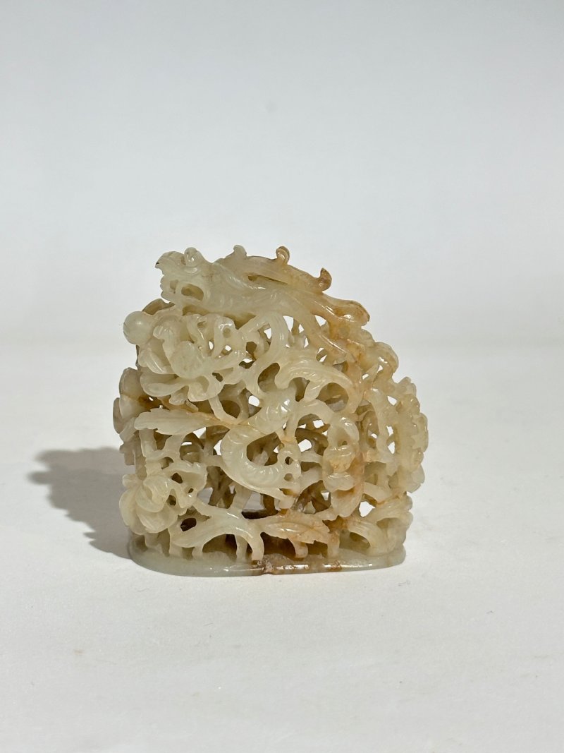 元十三/十四世紀 灰白玉鏤雕穿花龍頂飾 | A GREYISH WHITE JADE 'DRAGON AND CHRYSANTHEMUM' HAT FINIAL - 图9
