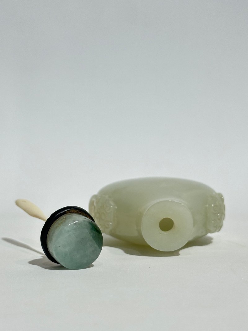 清十九世紀 青白玉光素鋪首銜環耳鼻煙壺、翡翠蓋 | A GREENISH WHITE JADE SNUFF BOTTLE - 图4