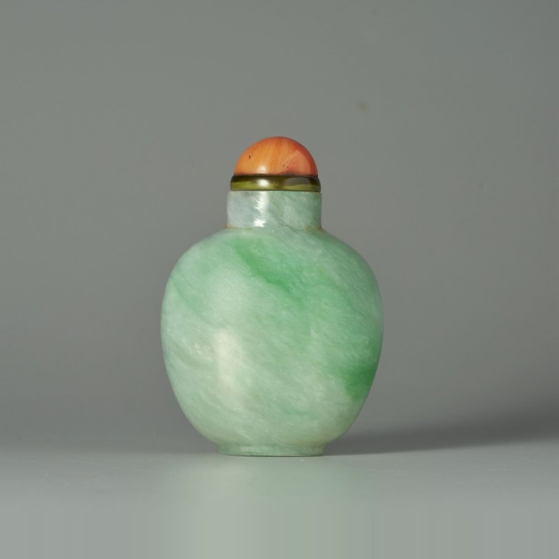 1780-1850 翡翠鼻煙壺、珊瑚蓋 | AN APPLE-GREEN JADEITE SNUFF BOTTLE - 图1