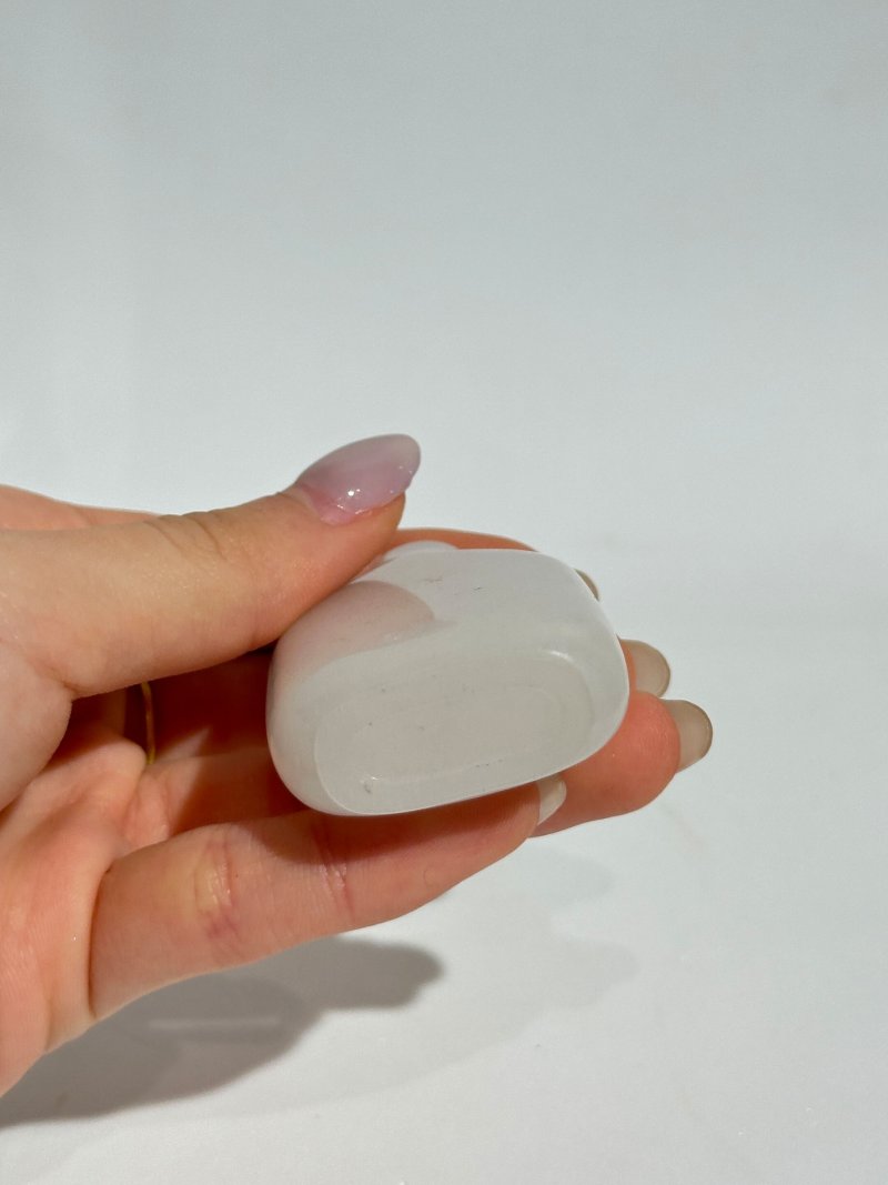清十八/十九世紀 白玉光素鼻煙壺、翡翠蓋 | A WHITE JADE SNUFF BOTTLE - 图2