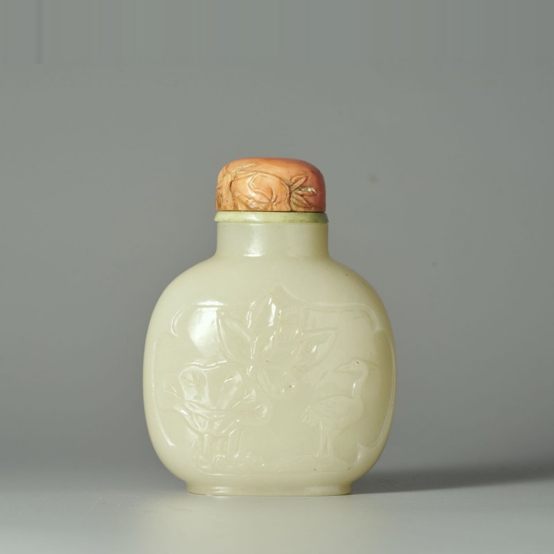 1750-1850 青白玉⌈一路連科⌋鼻煙壺、珊瑚蓋 | A GREENISH WHITE JADE 'LOTUS AND EGRET' SNUFF BOTTLE - 图1