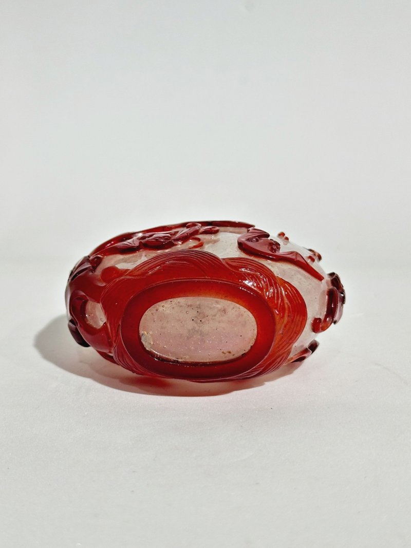 清十九世紀 霏雪地套紅玻璃蝠紋鼻煙壺 | A RED OVERLAY GLASS 'BATS' SNUFF BOTTLE - 图5