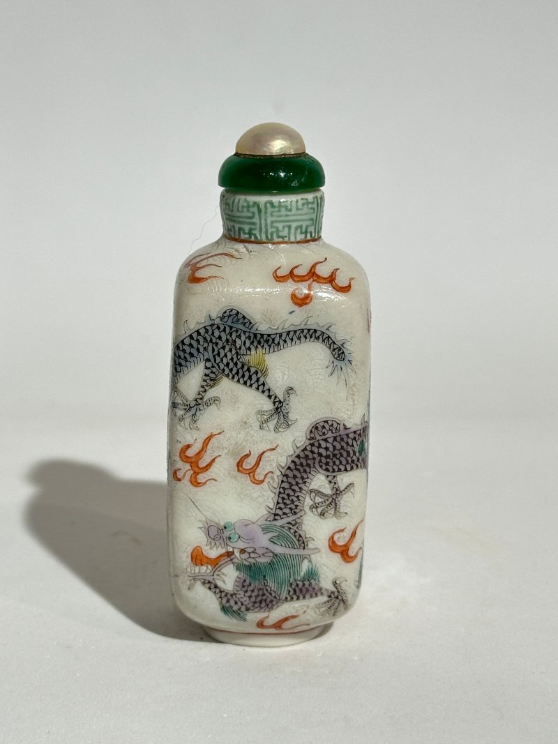 十九世紀 粉彩龍紋鼻煙壺 ⌈乾隆年製⌋青花篆書款 | A FAMILLE ROSE 'DRAGON' SNUFF BOTTLE - 图9