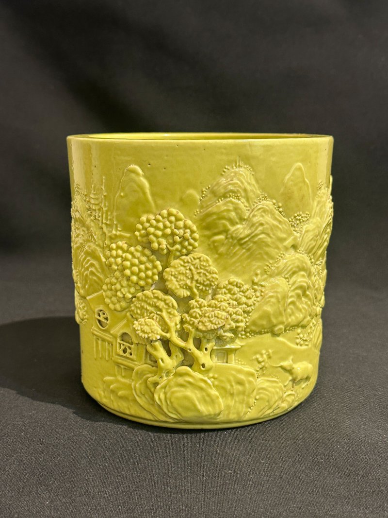 清十九世紀 檸檬黃釉山水漁牧紋筆筒 ⌈大清道光年製⌋篆書印章款 | A LIME YELLOW-GLAZED BISCUIT PORCELAIN 'LANDSCAPE' BRUSH POT, BITONG - 图6