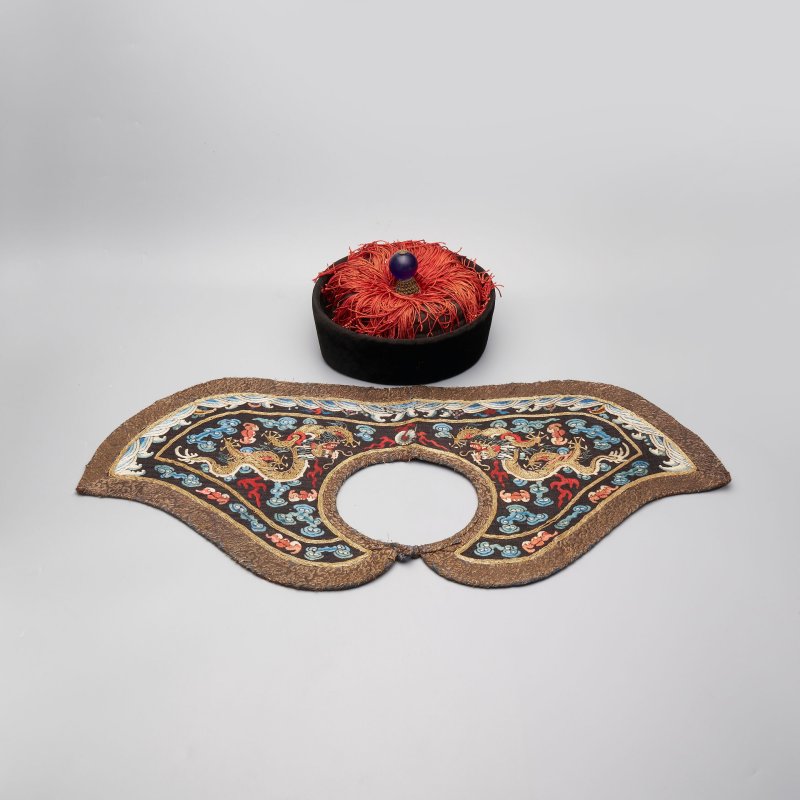 晚清 黑地雙龍戲珠紋披領及四品冬吉服冠一組二件 | AN EMBROIDERED PILING COLLAR AND A FOURTH-RANK OFFICIAL WINTER HAT