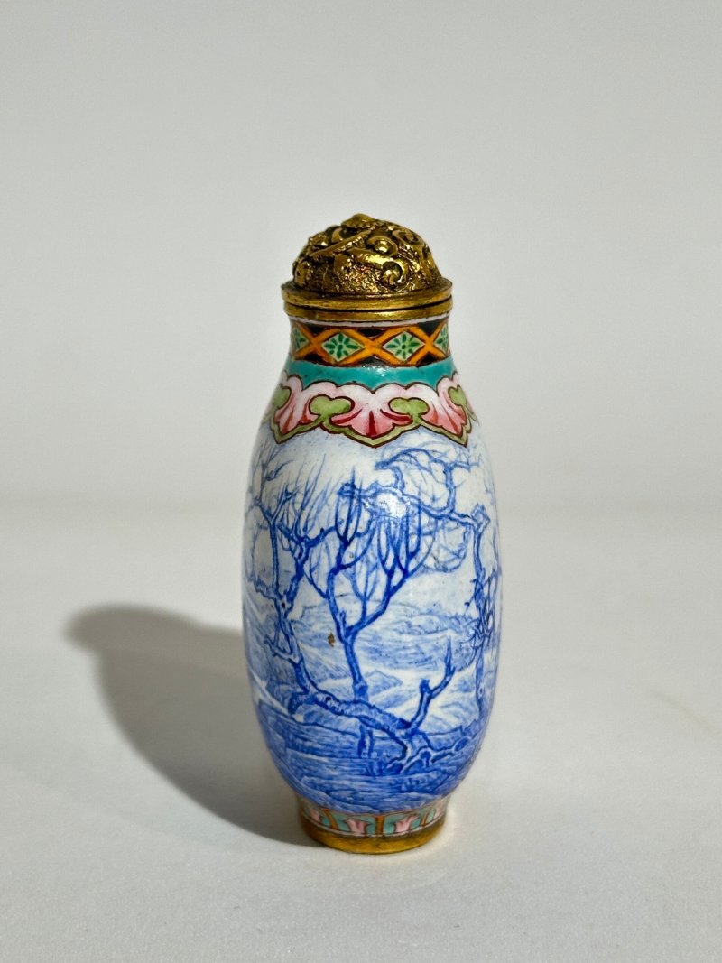 銅胎畫琺瑯⌈明式山水⌋鼻煙壺 ⌈乾隆年製⌋藍釉楷書款 | A PAINTED ENAMEL 'BLUE LANDSCAPE' SNUFF BOTTLE - 图6
