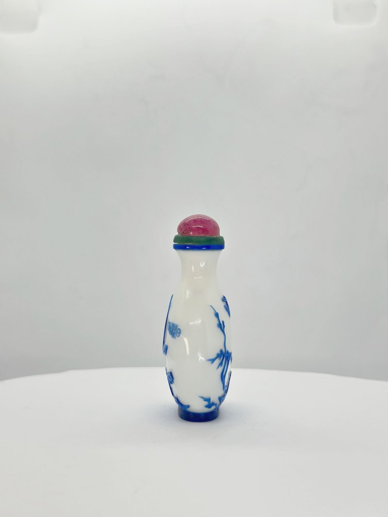 晚清 揚州風格涅白地套藍玻璃⌈日長春初⌋鼻煙壺 ⌈正可⌋款 | A BLUE OVERLAY WHITE GLASS 'BOATING' SNUFF BOTTLE - 图7