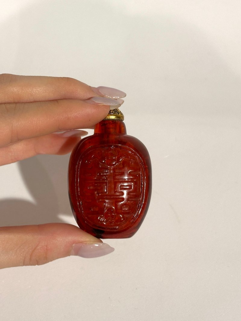 清十九世紀 琥珀「雙喜」鼻煙壺 | AN AMBER 'DOUBLE HAPPINESS' SNUFF BOTTLE - 图3
