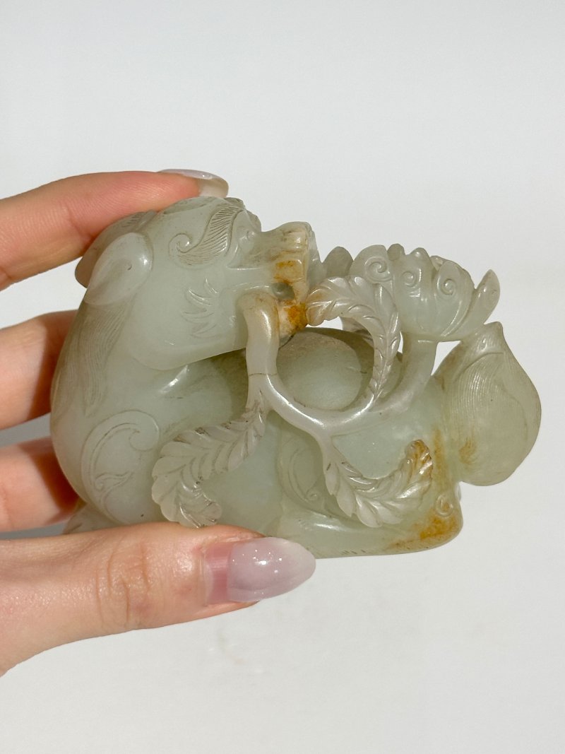 清 青白玉瑞獸銜花擺件 及座 | A GREENISH WHITE JADE 'DOG' CARVING WITH RUSSET INCLUSION - 图4