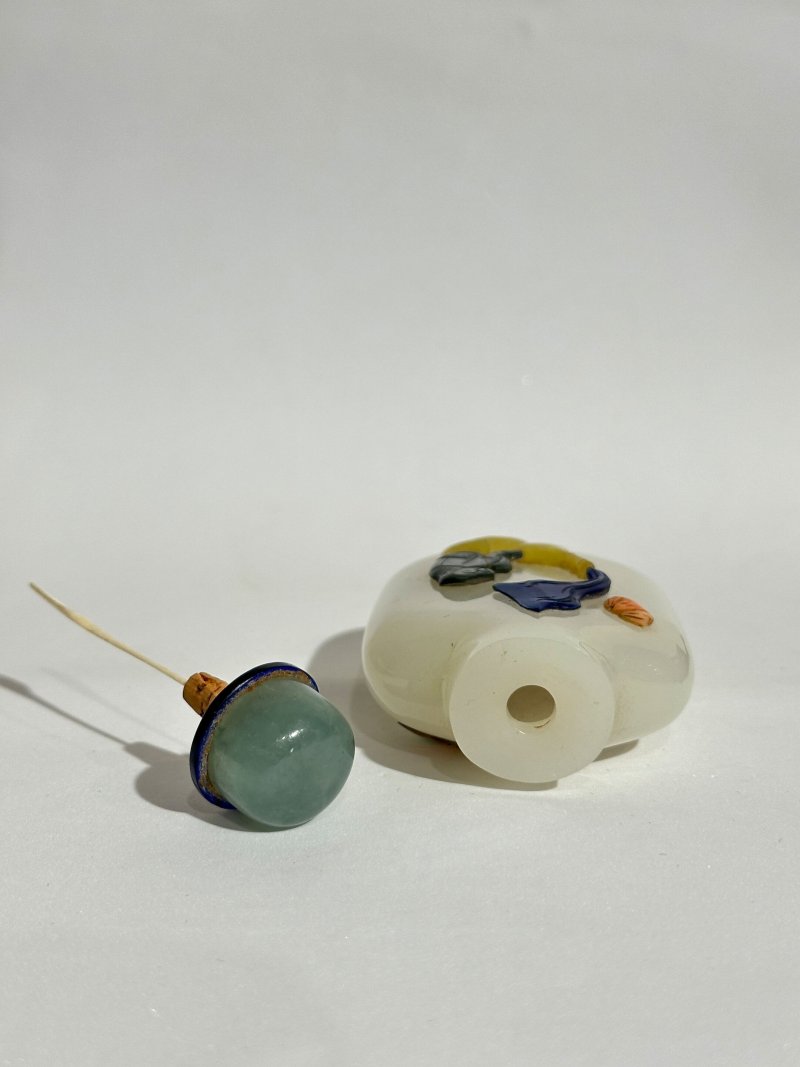 （壺）清十八世紀 白玉嵌⌈周敦頤•鉄拐李⌋鼻煙壺 | AN EMBELLISHED WHITE JADE SNUFF BOTTLE - 图5