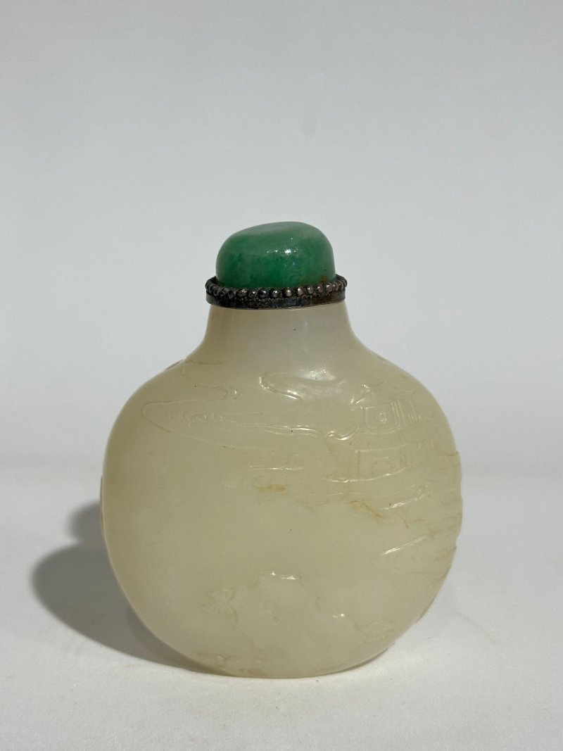 1750-1850 白玉人物紋鼻煙壺、翡翠蓋 | A WHITE JADE 'FIGURE' SNUFF BOTTLE - 图9