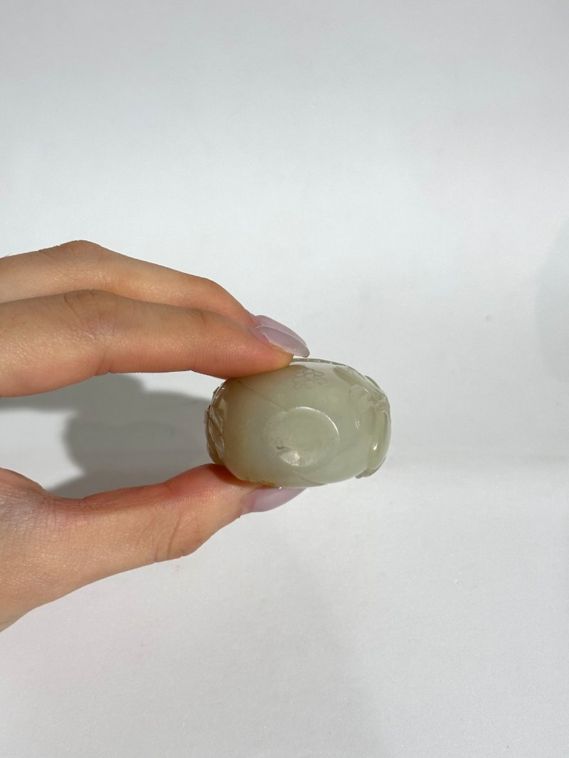 清十九世紀 白玉帶皮⌈瓜瓞綿綿⌋鼻煙壺 | A WHITE AND RUSSET JADE 'MELON' SNUFF BOTTLE - 图3
