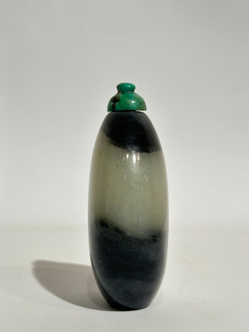 清十九世紀 黑白玉隨形鼻煙壺 | A BLACK AND WHITE JADE 'PEBBLE' SNUFF BOTTLE - 图7