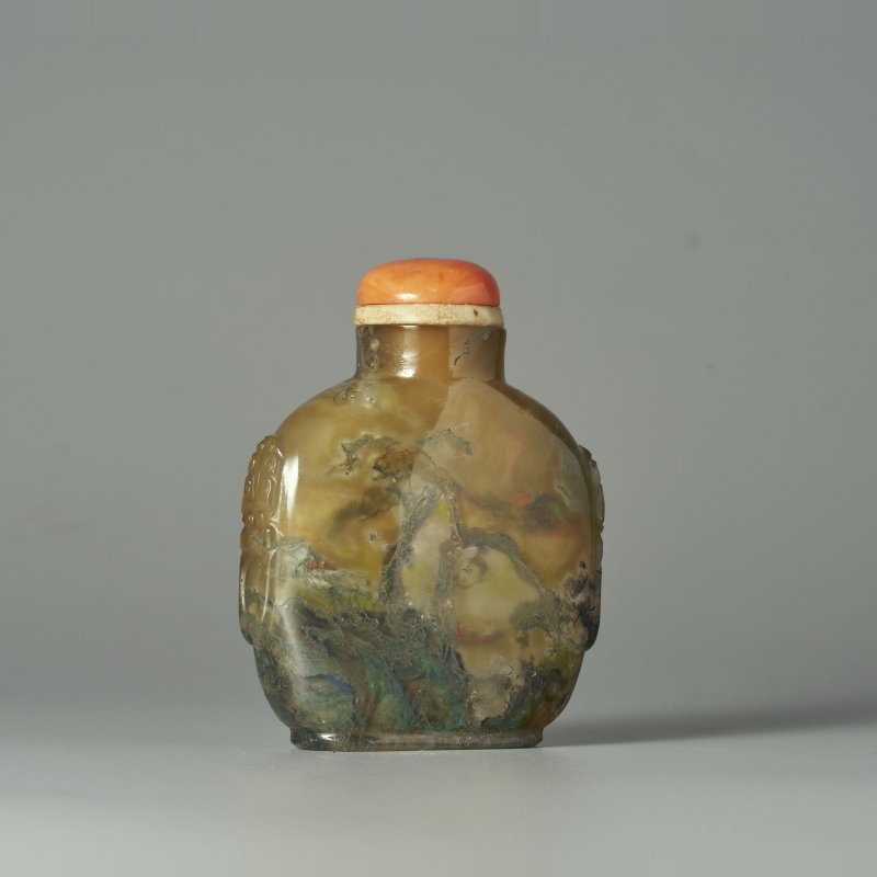 （壺）1780至1880，以葉仲三風格繪於其後 水藻瑪瑙內畫「汎舟清談•金玉滿堂」鼻煙壺、珊瑚蓋 | AN INSIDE PAINTED MOSS AGATE 'BOATING AND GOLDFISH' SNUFF BOTTLE - 图1
