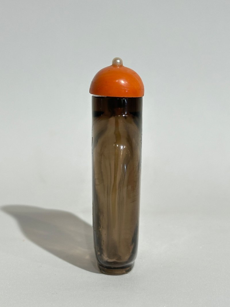 清十八/十九世紀 煙晶填金⌈松鶴延年⌋鼻煙壺 | A GILT-DECORATED SMOKY QUARTZ 'CRANE AND PINE' SNUFF BOTTLE - 图6