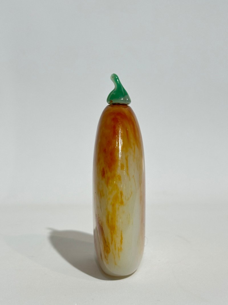 清同治一八六九年 汪鑅作子玉卵石帶皮隨形鼻煙壺、翡翠蓋 | AN INSCRIBED WHITE AND RUSSET JADE 'PEBBLE' SNUFF BOTTLE - 图7