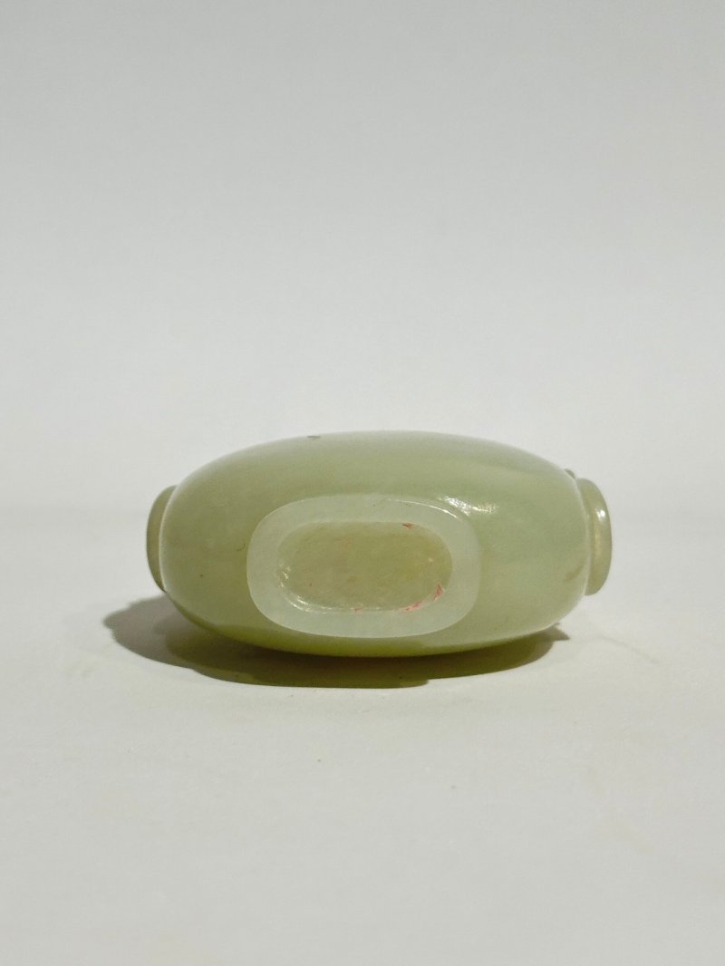 清十九世紀 青白玉光素鋪首銜環耳鼻煙壺、翡翠蓋 | A GREENISH WHITE JADE SNUFF BOTTLE - 图5