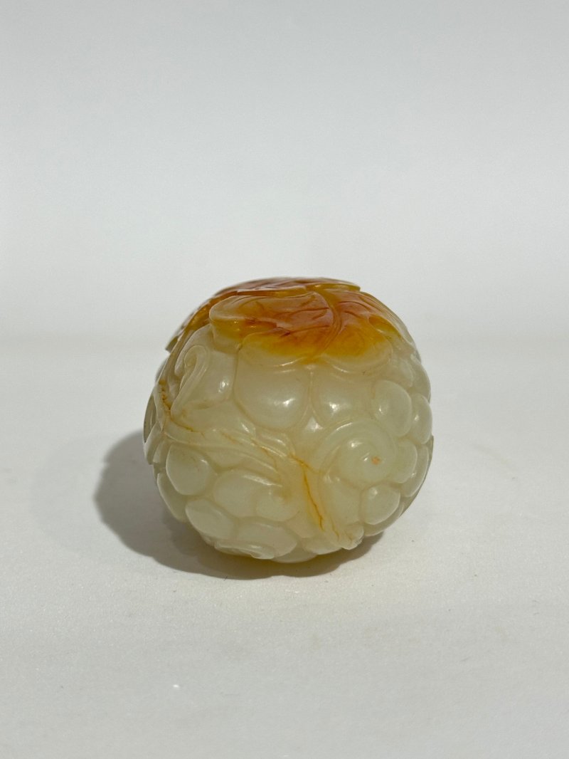 清十九世紀 白玉帶皮巧雕葡萄紋鼻煙壺、珊瑚蓋 及座 | A WHITE JADE 'GRAPES' SNUFF BOTTLE WITH RUSSET INCLUSION - 图5