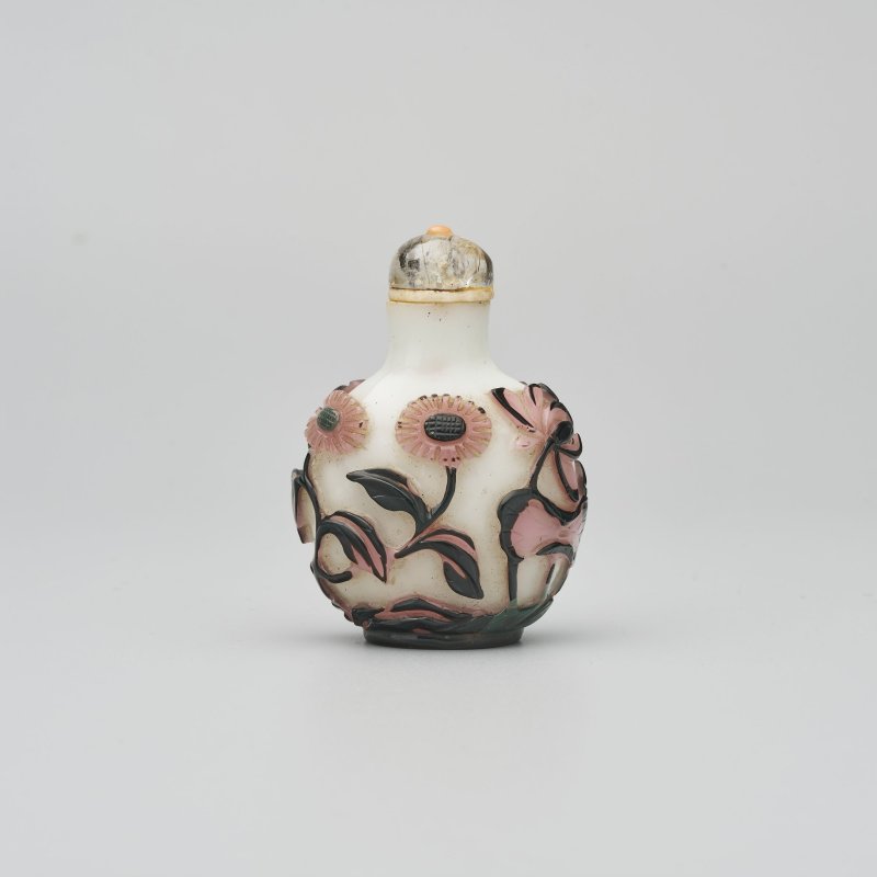 1750-1850 涅白地套三色玻璃菊紋鼻煙壺 髮晶點珊瑚蓋 | A MULTI-COLOUR OVERLAY WHITE GLASS 'FLOWERS' SNUFF BOTTLE - 图1