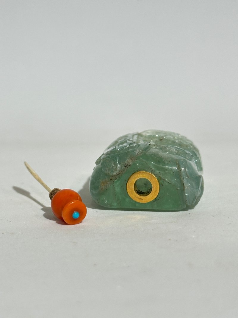 清中期 綠寶石蝠紋鼻煙壺 | A PALE GREEN BERYL 'BAT' SNUFF BOTTLE - 图4