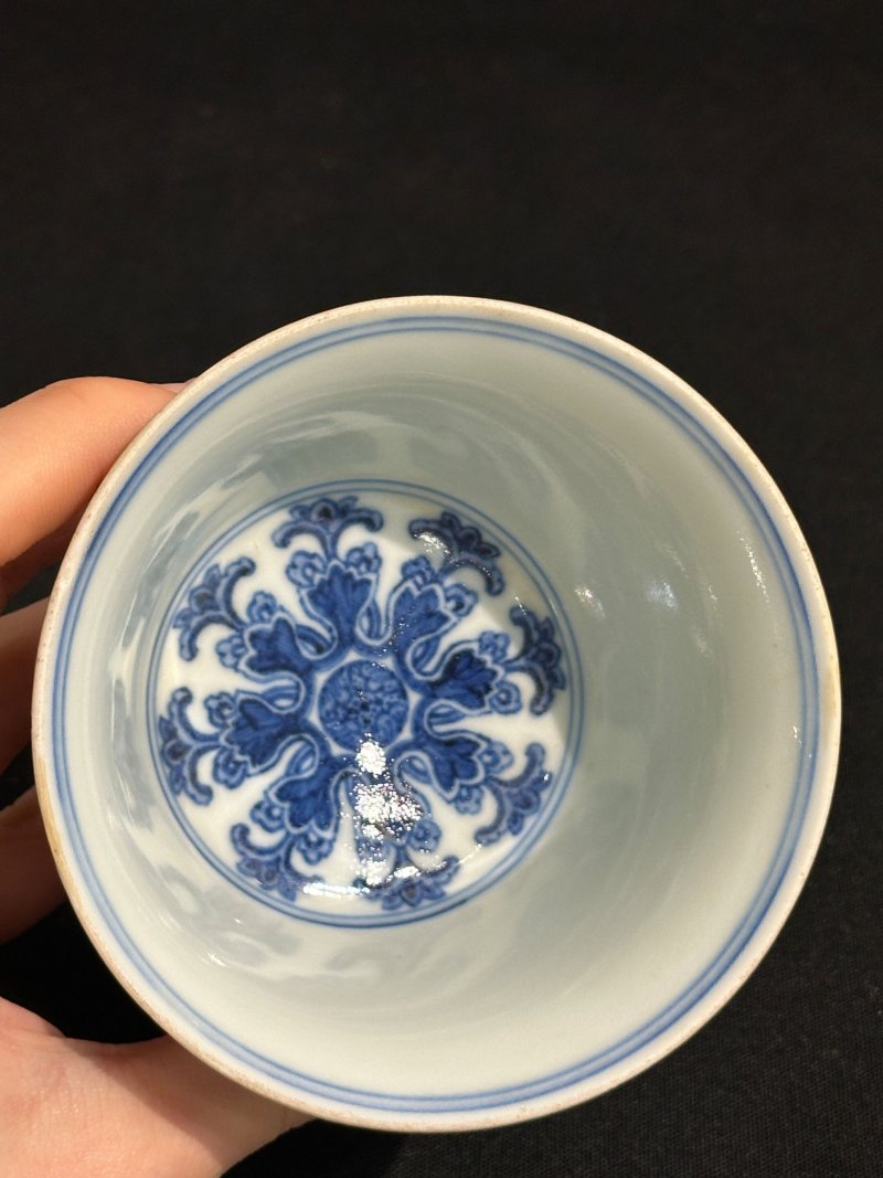 清乾隆 青花纏枝蓮紋梵文高足盃 ⌈大清乾隆年製⌋青花篆書款 及盒 | A BLUE AND WHITE 'LANCA' STEM CUP - 图2