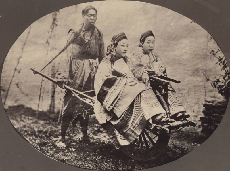 1870年代 威廉·桑德斯 独轮车上的女子 - 图1