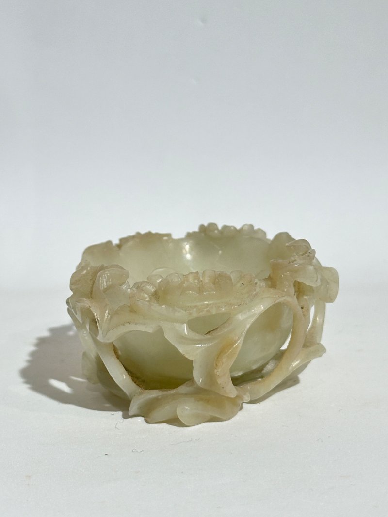 清十八/十九世紀 青白玉玉蘭式洗 及座 | A PALE GREEN JADE 'MAGNOLIA' BRUSH WASHER - 图6