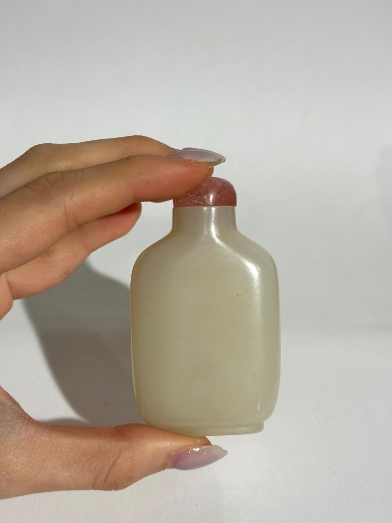 清十八世紀 白玉光素鼻煙壺 | A WHITE JADE SNUFF BOTTLE - 图4