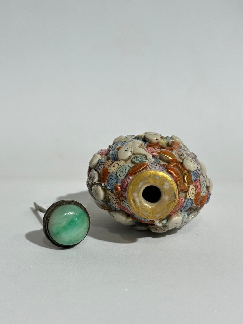 1750-1850 粉彩模印⌈十八羅漢⌋鼻煙壺、翡翠蓋 ⌈乾隆年製⌋礬紅篆書款 | A MOULDED FAMILLE ROSE 'EIGHTEEN LUOHAN' SNUFF BOTTLE - 图4