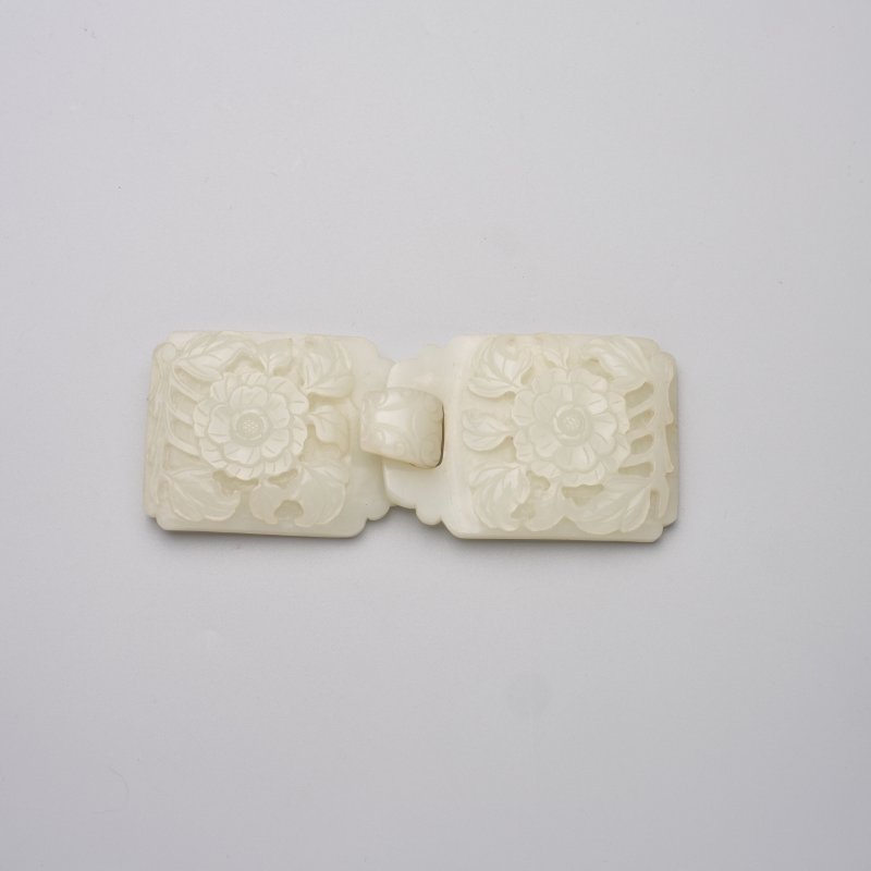 清十八/十九世紀 白玉花卉紋帶扣 | A WHITE JADE TWO-PART 'FLORAL' BELT BUCKLE - 图1