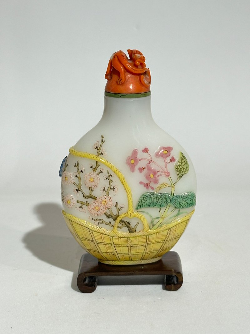 1750-1850 涅白玻璃胎畫琺瑯花籃式鼻煙壺、珊瑚蓋 ⌈古月軒⌋礬紅楷書款 及盒 | AN ENAMELLED GLASS SNUFF BOTTLE - 图9