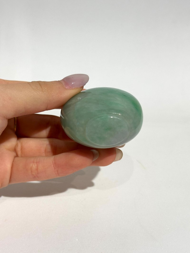 1780-1850 翡翠鼻煙壺、珊瑚蓋 | AN APPLE-GREEN JADEITE SNUFF BOTTLE - 图2