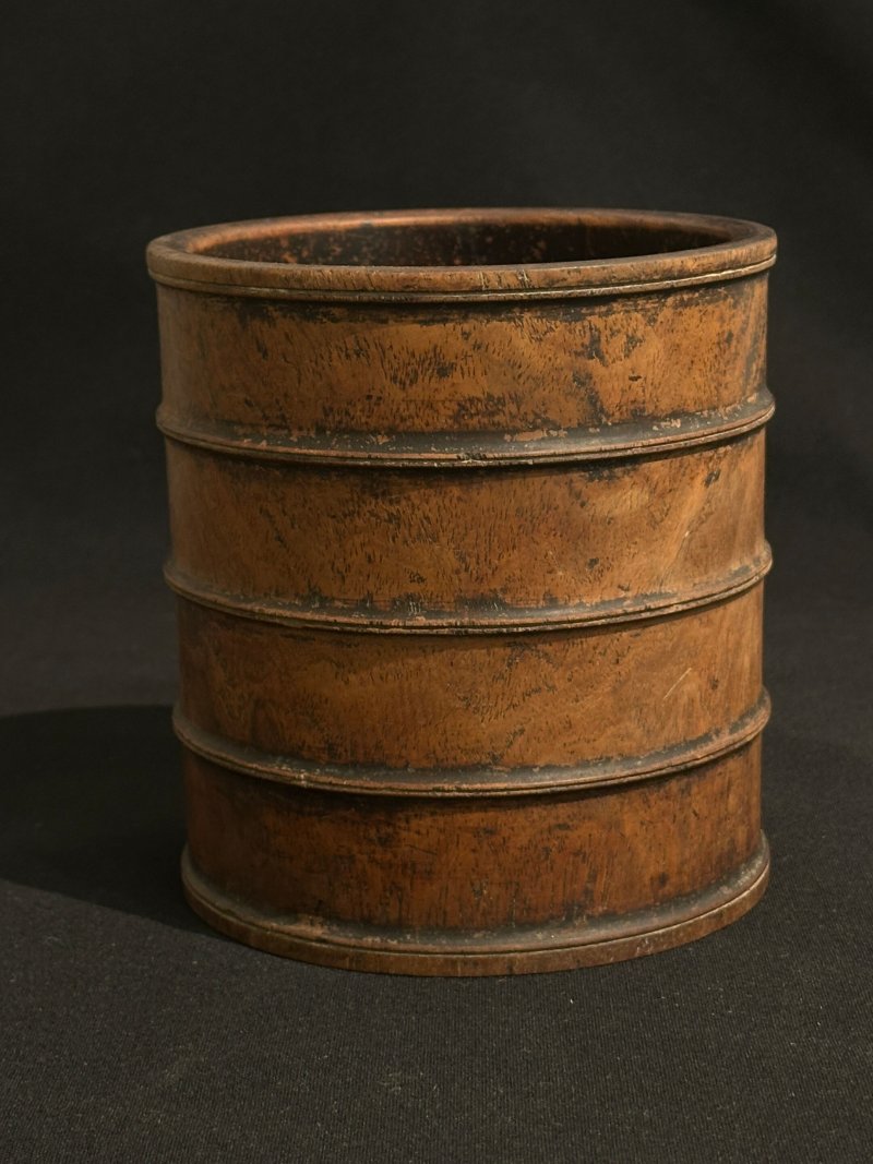 十七世紀 黃花梨筆筒 | A HUANGHUALI BRUSH POT - 图9