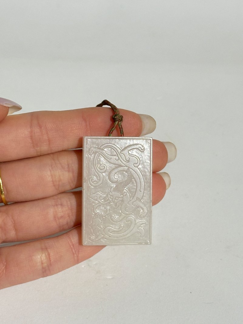 明 子岡款 白玉⌈螭龍•梅花⌋牌 及盒 | A WHITE JADE 'CHI-DRAGON AND PLUM BLOSSOM' PLAQUE - 图4