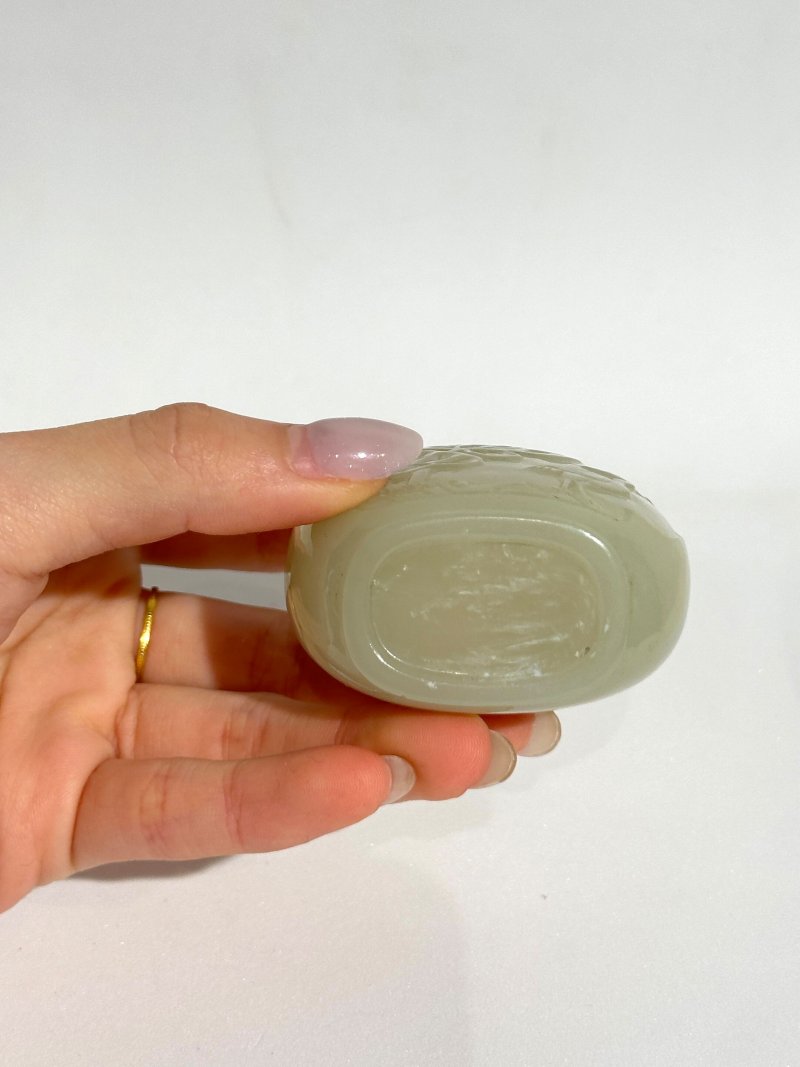 1750-1850 青白玉⌈一路連科⌋鼻煙壺、珊瑚蓋 | A GREENISH WHITE JADE 'LOTUS AND EGRET' SNUFF BOTTLE - 图2
