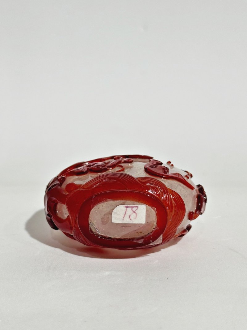 清十九世紀 霏雪地套紅玻璃蝠紋鼻煙壺 | A RED OVERLAY GLASS 'BATS' SNUFF BOTTLE - 图6