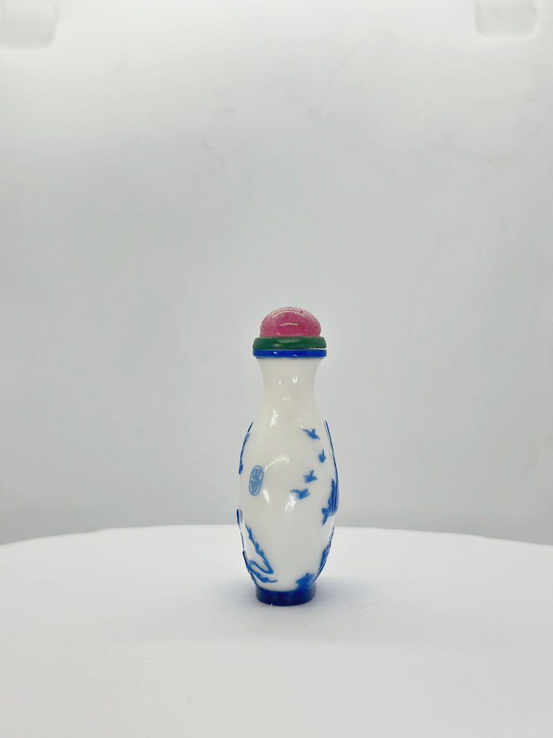 晚清 揚州風格涅白地套藍玻璃⌈日長春初⌋鼻煙壺 ⌈正可⌋款 | A BLUE OVERLAY WHITE GLASS 'BOATING' SNUFF BOTTLE - 图8