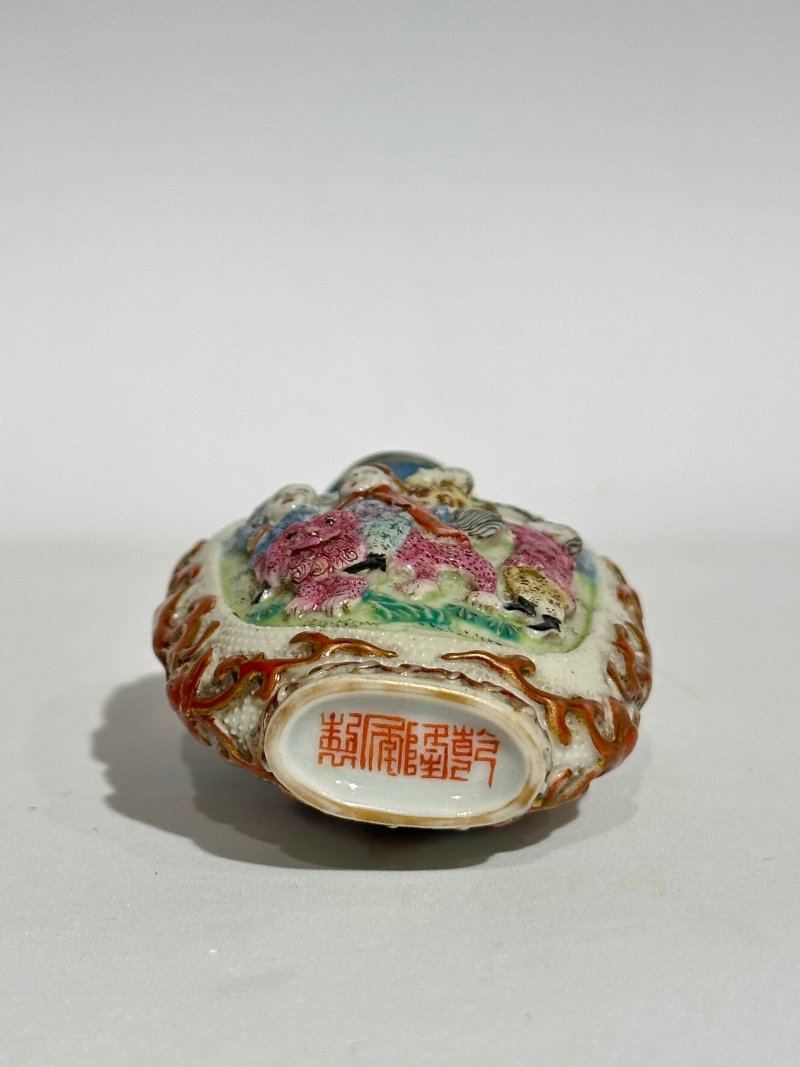 清十九世紀 粉彩模印⌈嬰戲圖⌋鼻煙壺 ⌈乾隆年製⌋礬紅篆書款 | A MOULDED FAMILLE ROSE 'CHILDREN' SNUFF BOTTLE - 图5